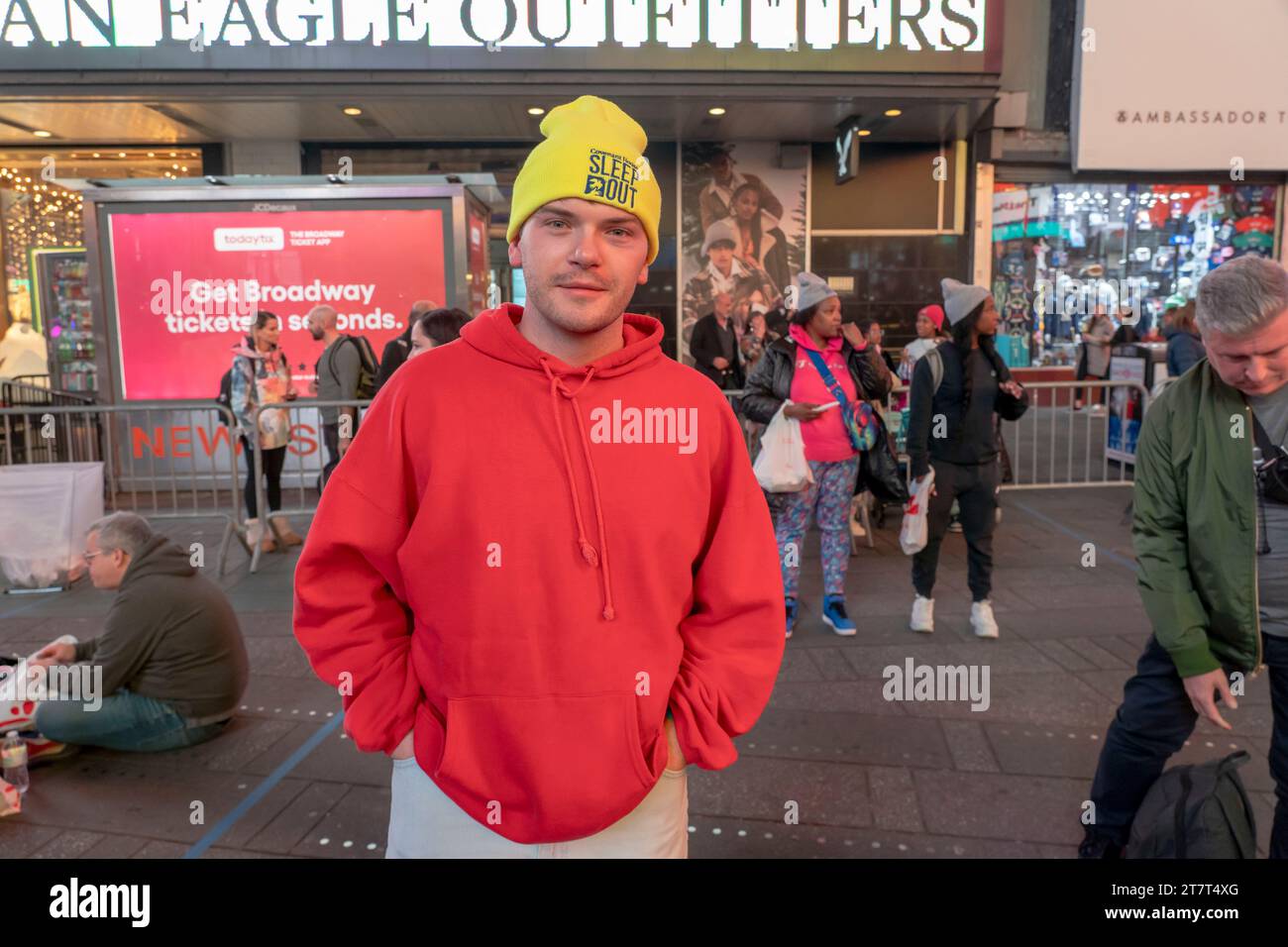 New York, Usa. November 2023. Colton Ryan besucht den „Sleep Out“ eines Covenant House, um das Bewusstsein für Obdachlosigkeit junger Menschen am Times Square in New York City zu schärfen. (Foto: Ron Adar/SOPA Images/SIPA USA) Credit: SIPA USA/Alamy Live News Stockfoto