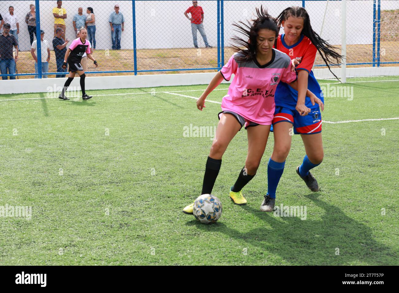 Mädchen, die Fußball spielen bom jesus da serra, bahia, brasilien - 6. november 2023: Mädchen spielen Fußball auf einem synthetischen Rasenfeld. Bom JESUS da SERRA BAHIA BRASILIEN Copyright: XJoaxSouzax 041123JOA4311938 Credit: Imago/Alamy Live News Stockfoto