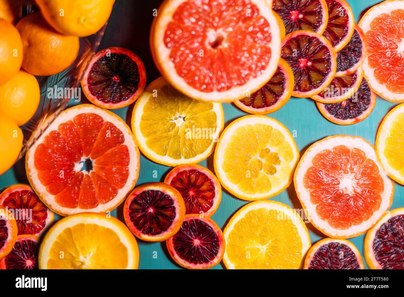 Scheiben von Orangen Zitronen Grapefruit auf blauem Tisch Stockfoto
