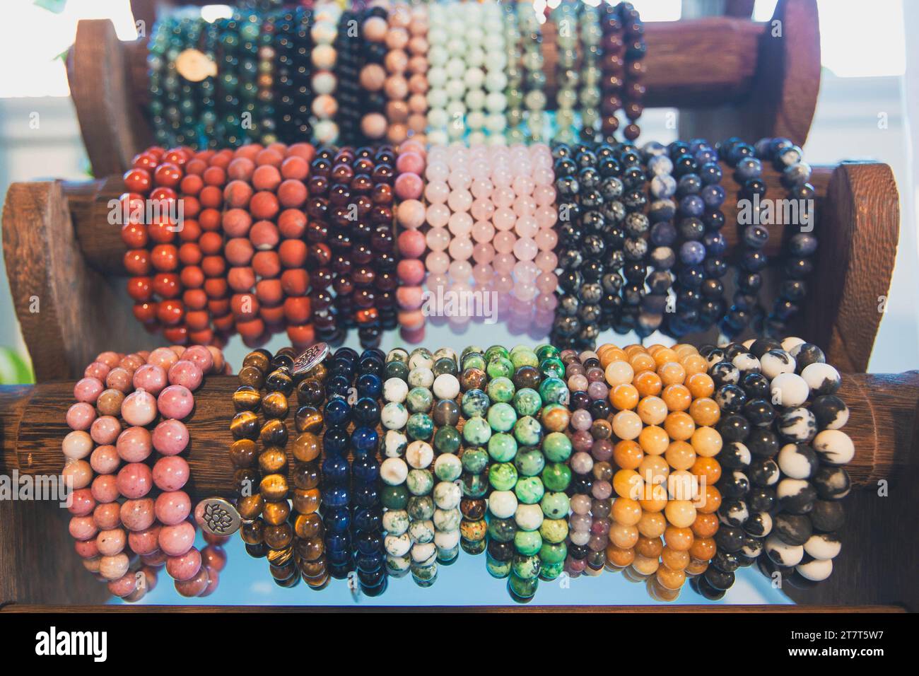 Bunte Armbänder mit Perlen Stockfoto