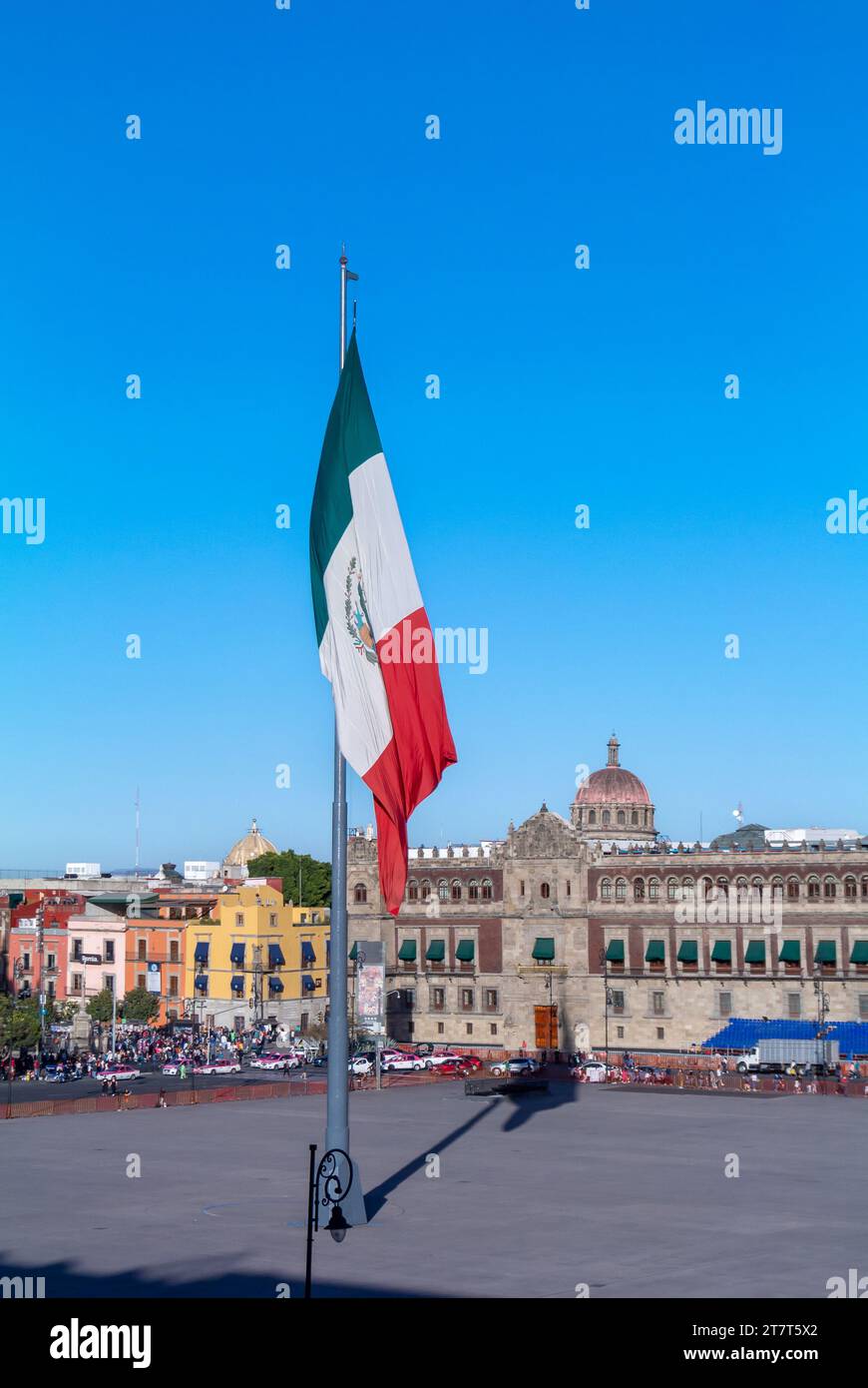 Mexiko-Stadt, CDMX, Mexiko, mexikanische Flagge auf einem Zocalo von Mexiko-Stadt, nur Editorial. Stockfoto