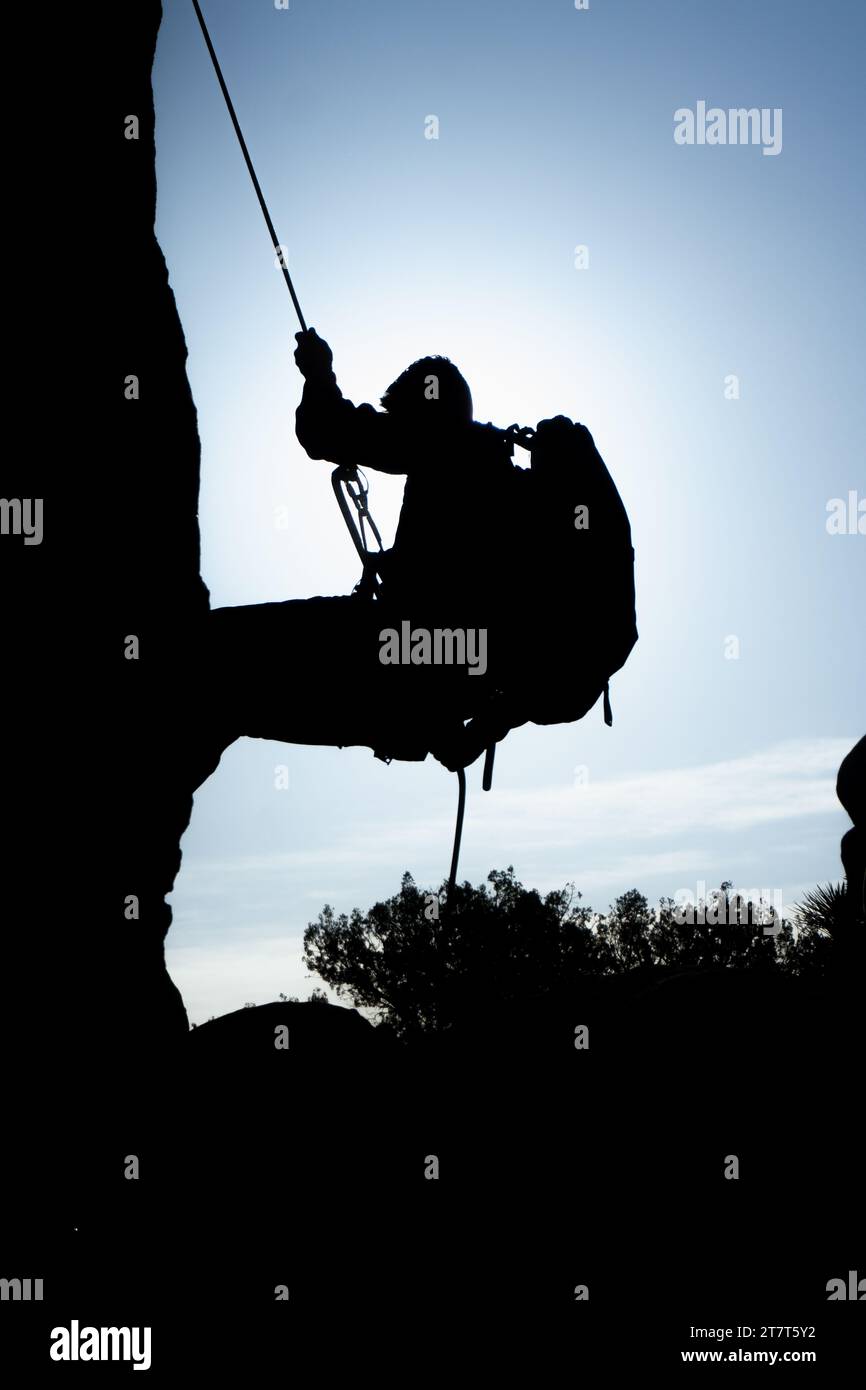 Silhouette eines männlichen Kletterers im Joshua Tree Stockfoto