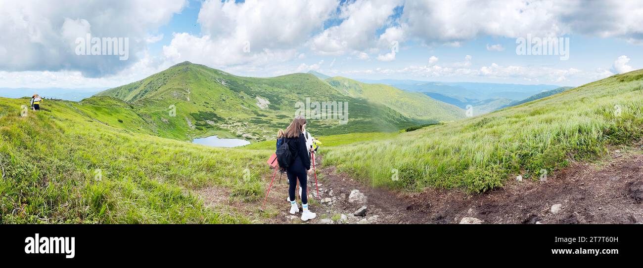 Eine Gruppe von Touristen in den Bergen. Eine wunderschöne Aussicht auf Großbritannien Stockfoto