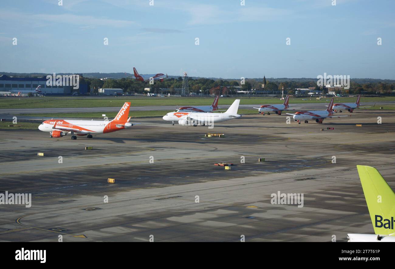 Eine Gruppe von easyjet Airbus A320, die früh am Morgen vom Flughafen London Gatwick aus anstehen Stockfoto