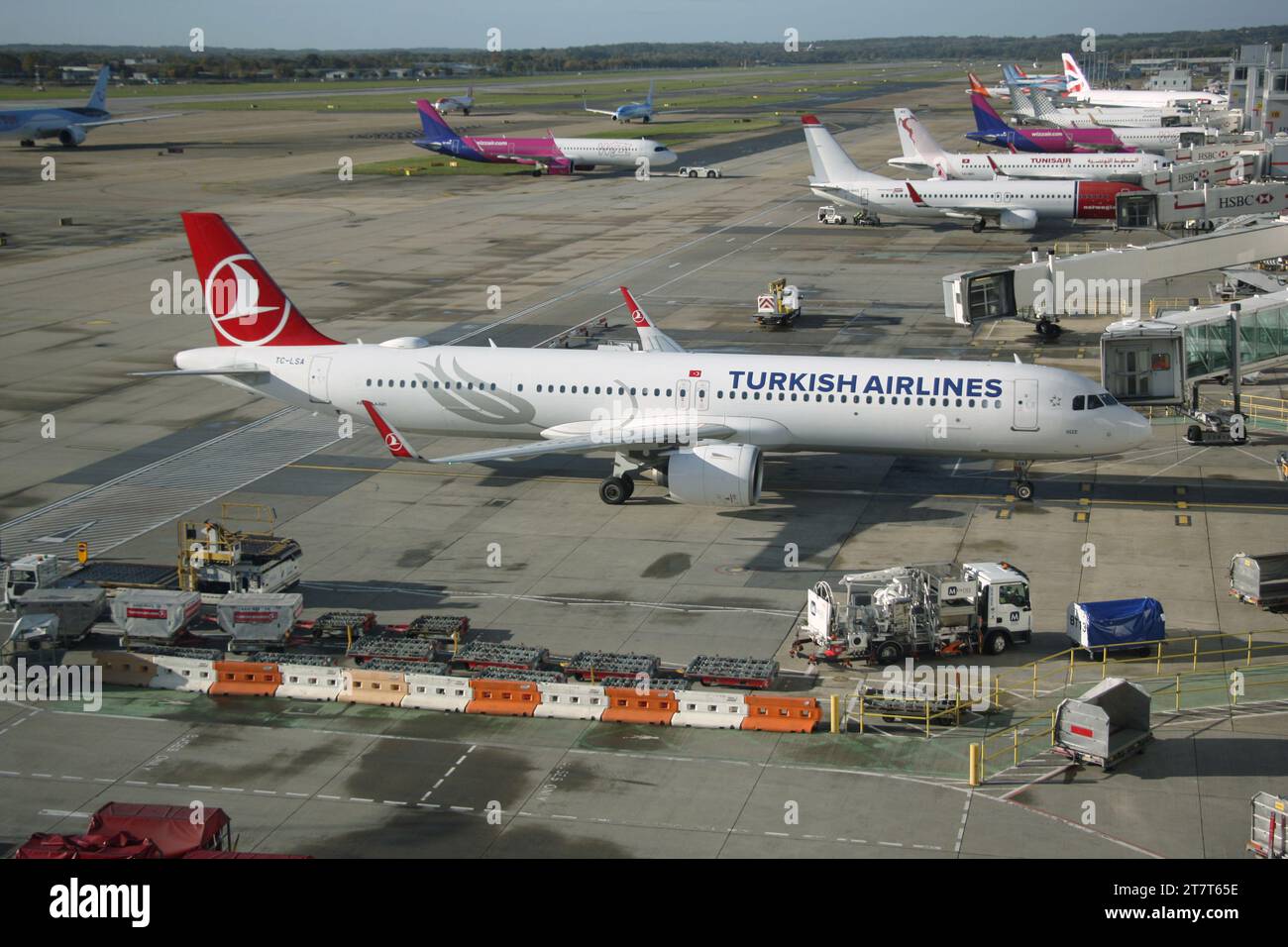 Ein Airbus A321neo von Turkish Airlines, der am Stand am South Terminal des Flughafens London Gatwick eintrifft Stockfoto