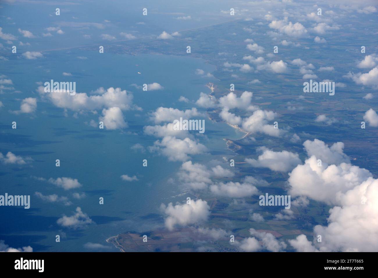 Luftaufnahme der Südküste Englands in der Gegend von Bournemouth, fotografiert von einem British Airways Airbus vom Flughafen London Gatwick Stockfoto