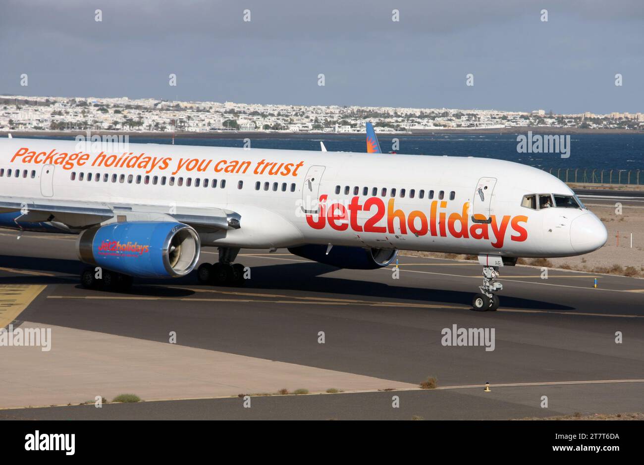 Eine Boeing 757-200 von Jet2 Holidays wartet auf die Abfahrt vom Flughafen Lanzarote Arrecife Stockfoto
