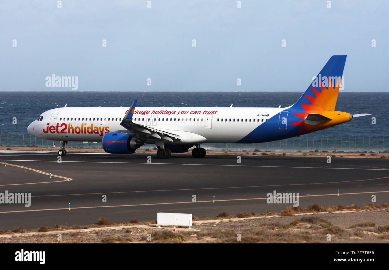 Ein Airbus A321neo von Jet2 Holidays steht vor der Abfahrt vom Flughafen Lanzarote Arrecife Stockfoto