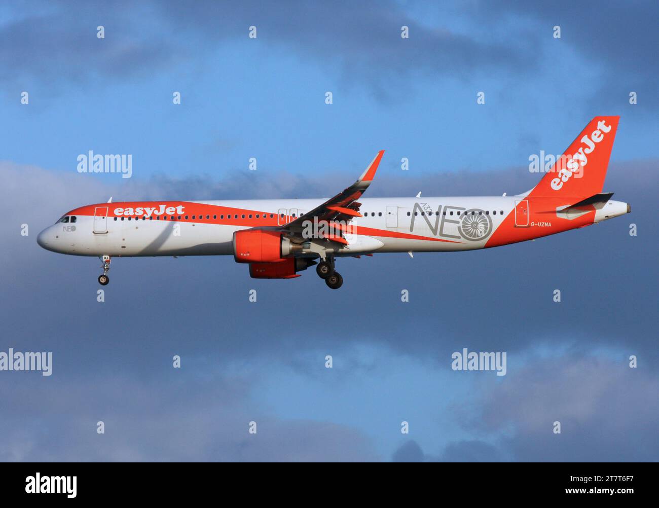 Ein Airbus A321neo von easyjet in einem Sonderprogramm, das die NEO-Version anpreist, nähert sich dem Flughafen Lanzarote Arrecife an Stockfoto