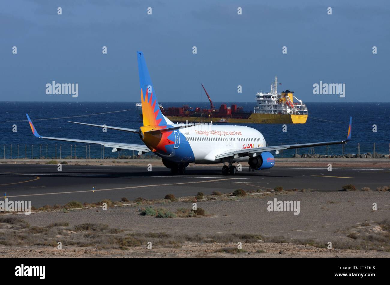Eine Boeing 737-800 von Jet2 Holidays fährt zum Flughafen Lanzarote Arrecife Kanarische Inseln Stockfoto