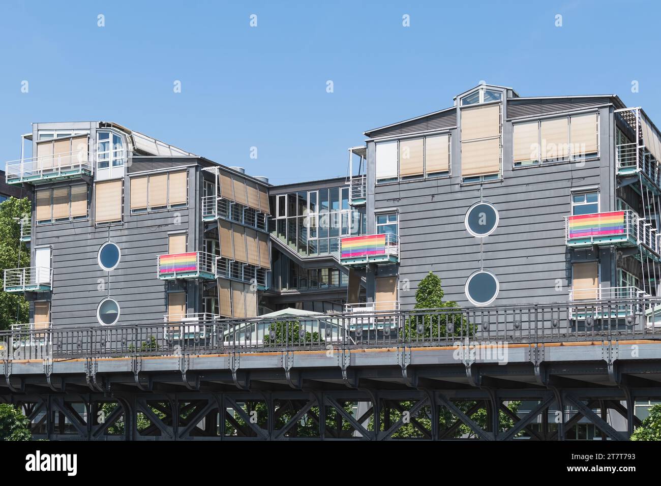 Holzhäuser mit Regenbogenfahne in Hamburg Stockfoto