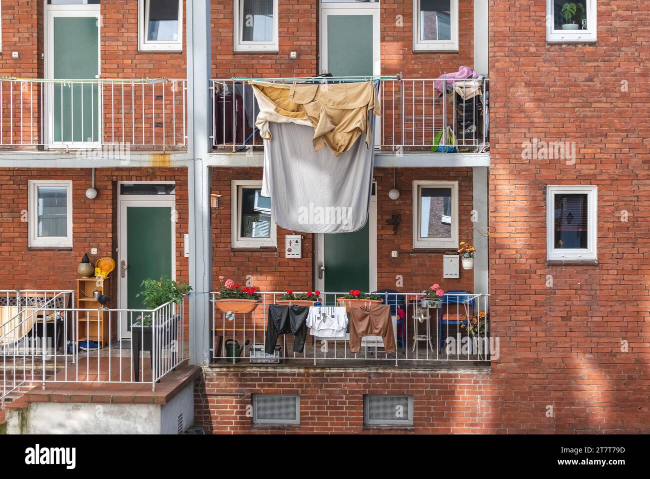 Die Kleidung trocknet auf dem Balkon in der Stadt Stockfoto
