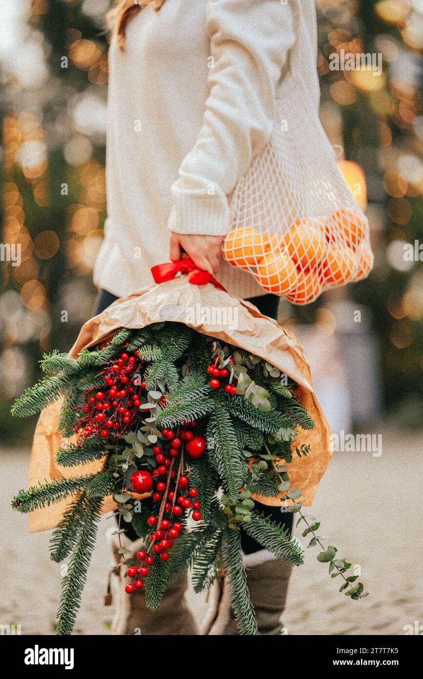 Junge Frau mit einem Winterstrauß auf einem Prager Platz Stockfoto