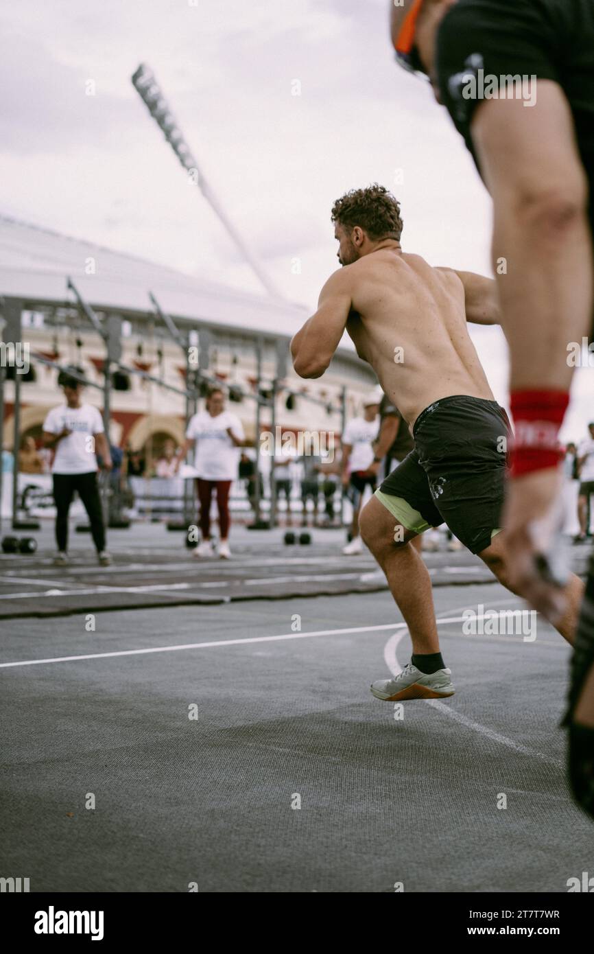 CrossFit-Wettkampf für Herren. Ein Mann hebt eine Hantel. Stockfoto