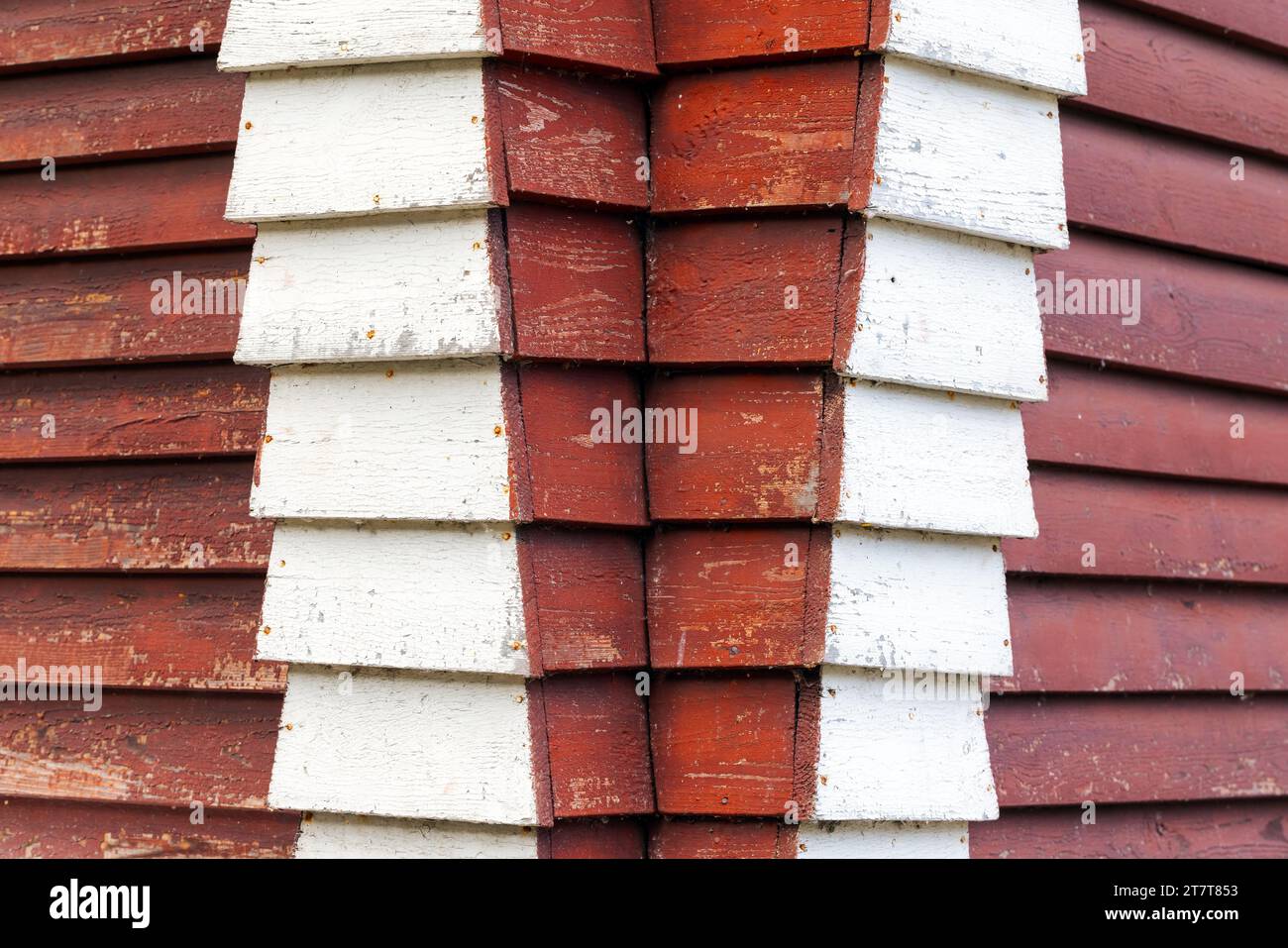 Alte Holzhäuser Eckdetails. Rote und weiße Tafel Stockfoto