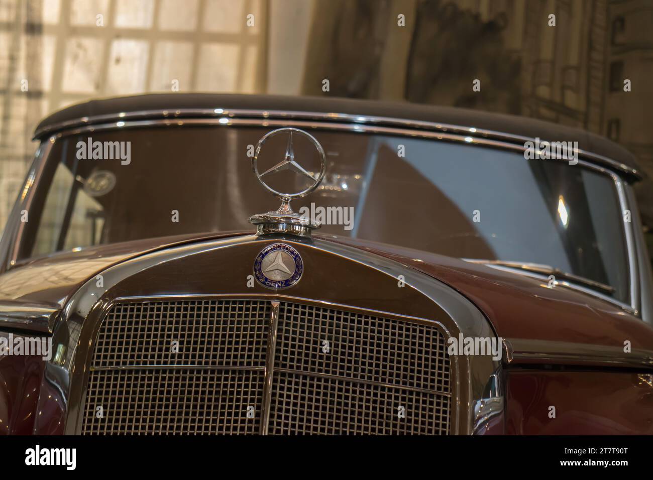 Ausstellung von Oldtimer-Fahrzeugen im Automobilmuseum in Belgrad, Serbien Stockfoto