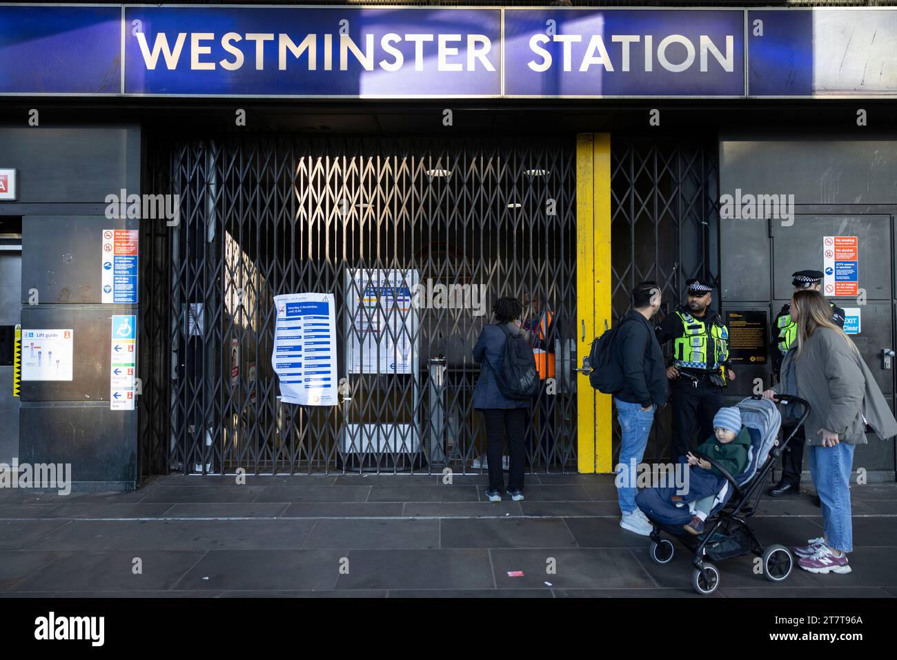Die U-Bahnstation Westminster wurde aufgrund von Störungen durch die Pro-Palästina- und Gegenprotestierer am Tag des Waffenstillstands, 11. November 2023, geschlossen. Stockfoto