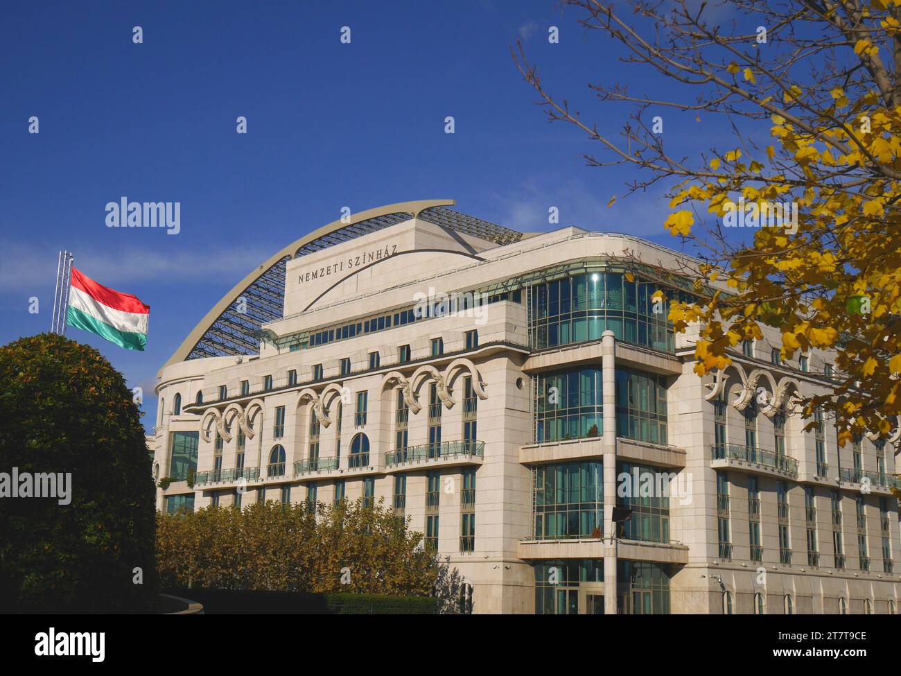 Nemzeti Szinhaz, das Nationaltheater, im Herbst, mit der ungarischen Flagge weht im Wind, Ferencvaros, Budapest, Ungarn Stockfoto