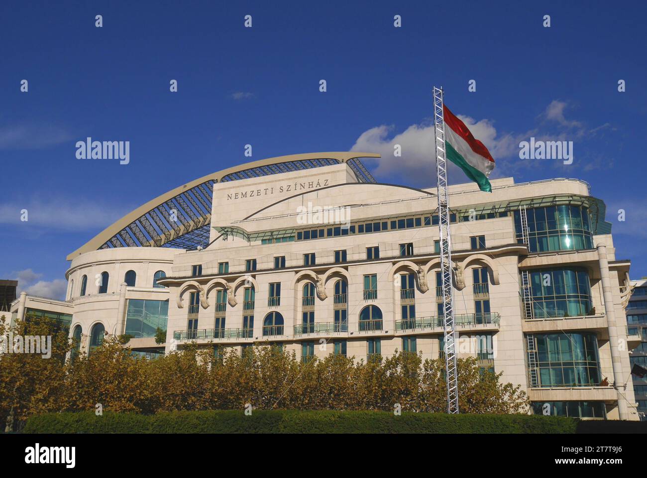 Nemzeti Szinhaz, das Nationaltheater mit der ungarischen Flagge im Wind, Ferencvaros, Budapest, Ungarn Stockfoto