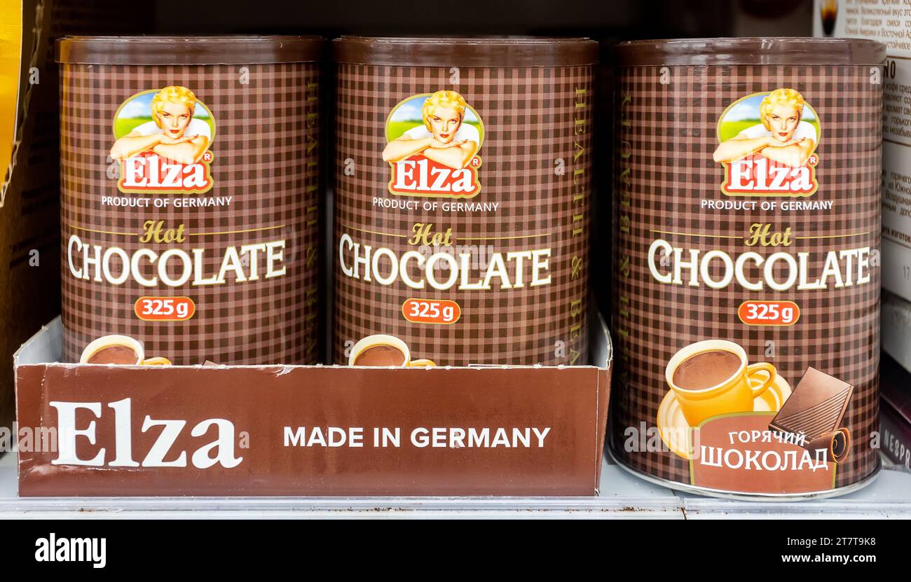 Samara, Russland - 9. November 2023: Elza German Hot Chocolate im Regal in einem Supermarkt Stockfoto
