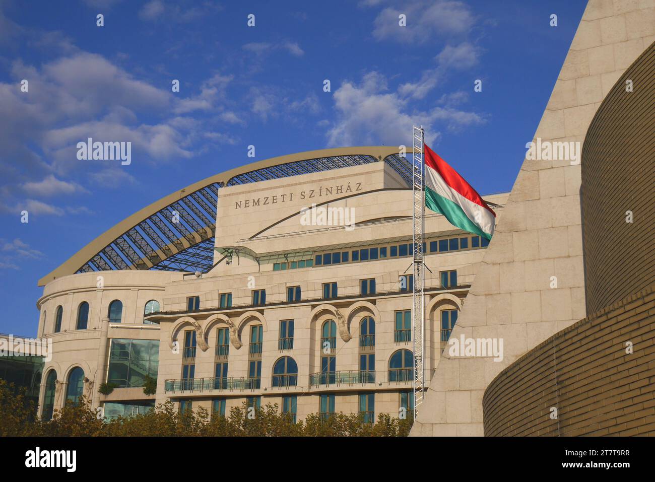 Nemzeti Szinhaz, das Nationaltheater mit der ungarischen Flagge im Wind, und die Ziggurat rechts, Ferencvaros, Budapest, Ungarn Stockfoto