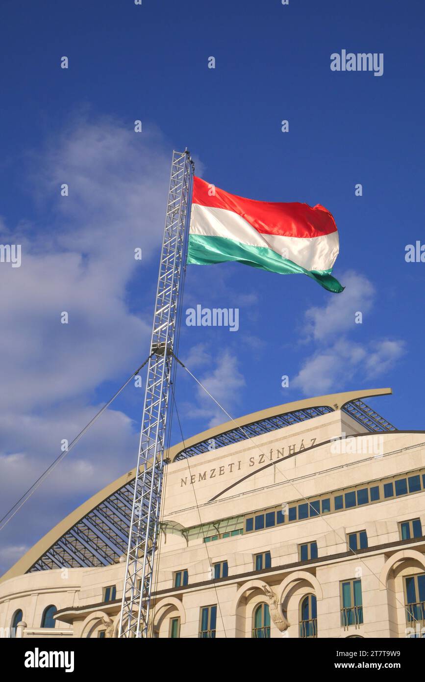 Nemzeti Szinhaz, das Nationaltheater mit der ungarischen Flagge, Budapest, Ungarn Stockfoto