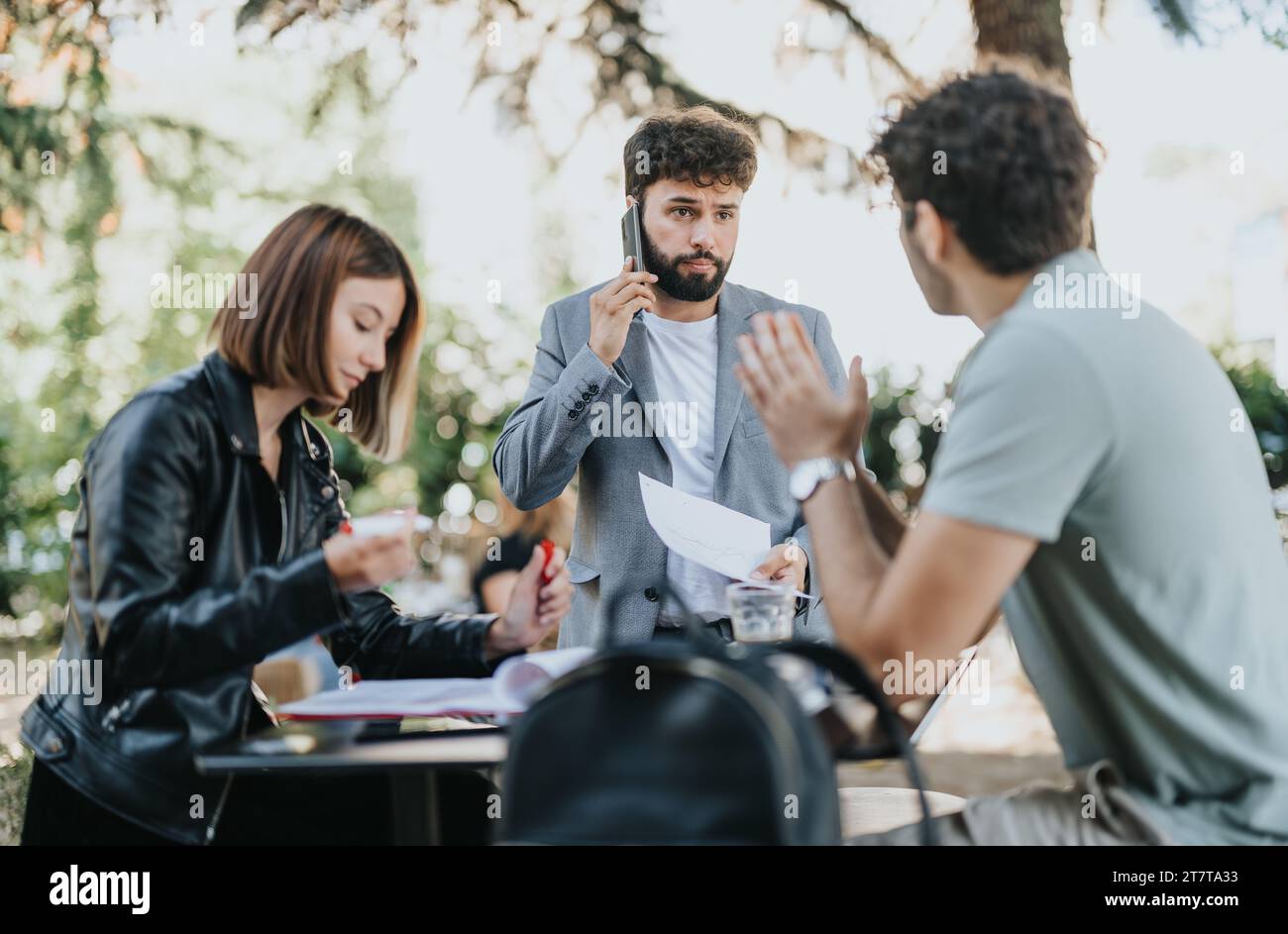 Ein dynamisches Stadtteam verfolgt die Strategie für das Unternehmenswachstum, analysiert Markttrends und diskutiert die Finanzplanung für erfolgreiche Ergebnisse. Stockfoto