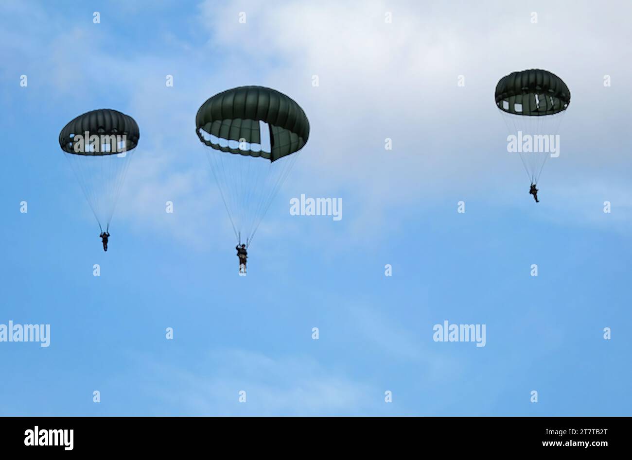 Fallschirmjäger wurden von c47 mit kreisförmigen Kopien des 2. Weltkriegs abgesetzt. Stockfoto