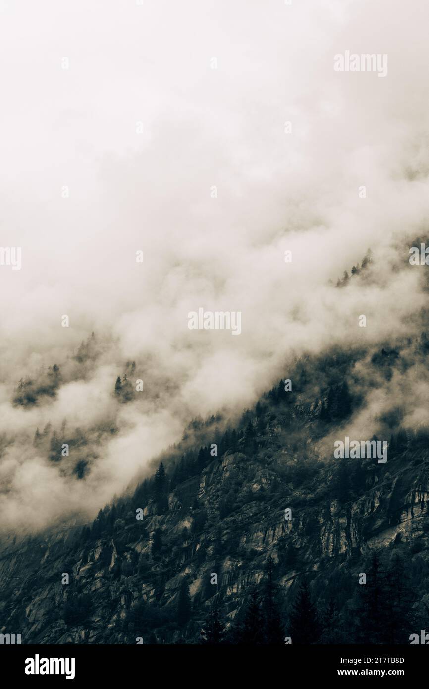 Blick auf die italienischen alpen, umrahmt von Nebel Stockfoto