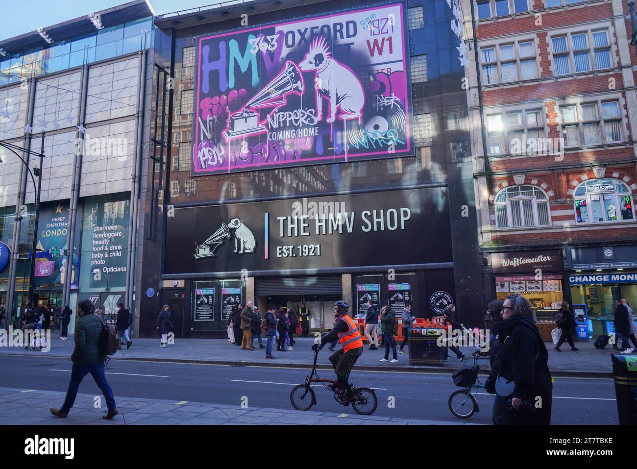 London, Großbritannien. 17. November 2023. Ein Blick auf den neuen HMV