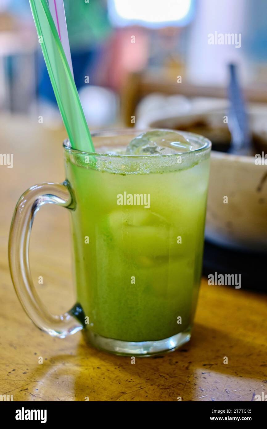 Ein Glas Umbra (Kedondong)-Saft mit Pflaume im Heun Kee Claypot Rice, einem chinesischen Restaurant in Pudu - Kuala Lumpur, Malaysia Stockfoto