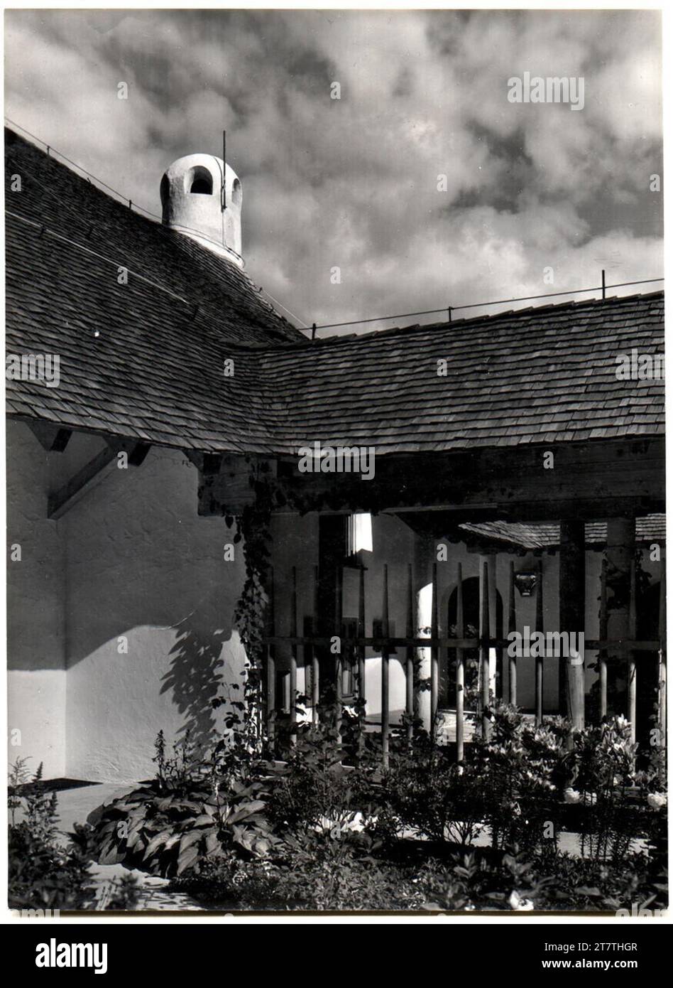 Foto Wasow Ruhpolding, Chiemgau, Landhaus Schmucker, Teilansicht von Südosten, Blick vom Atrium zum Zierhof, Fotografie. Foto nach 1939 Stockfoto