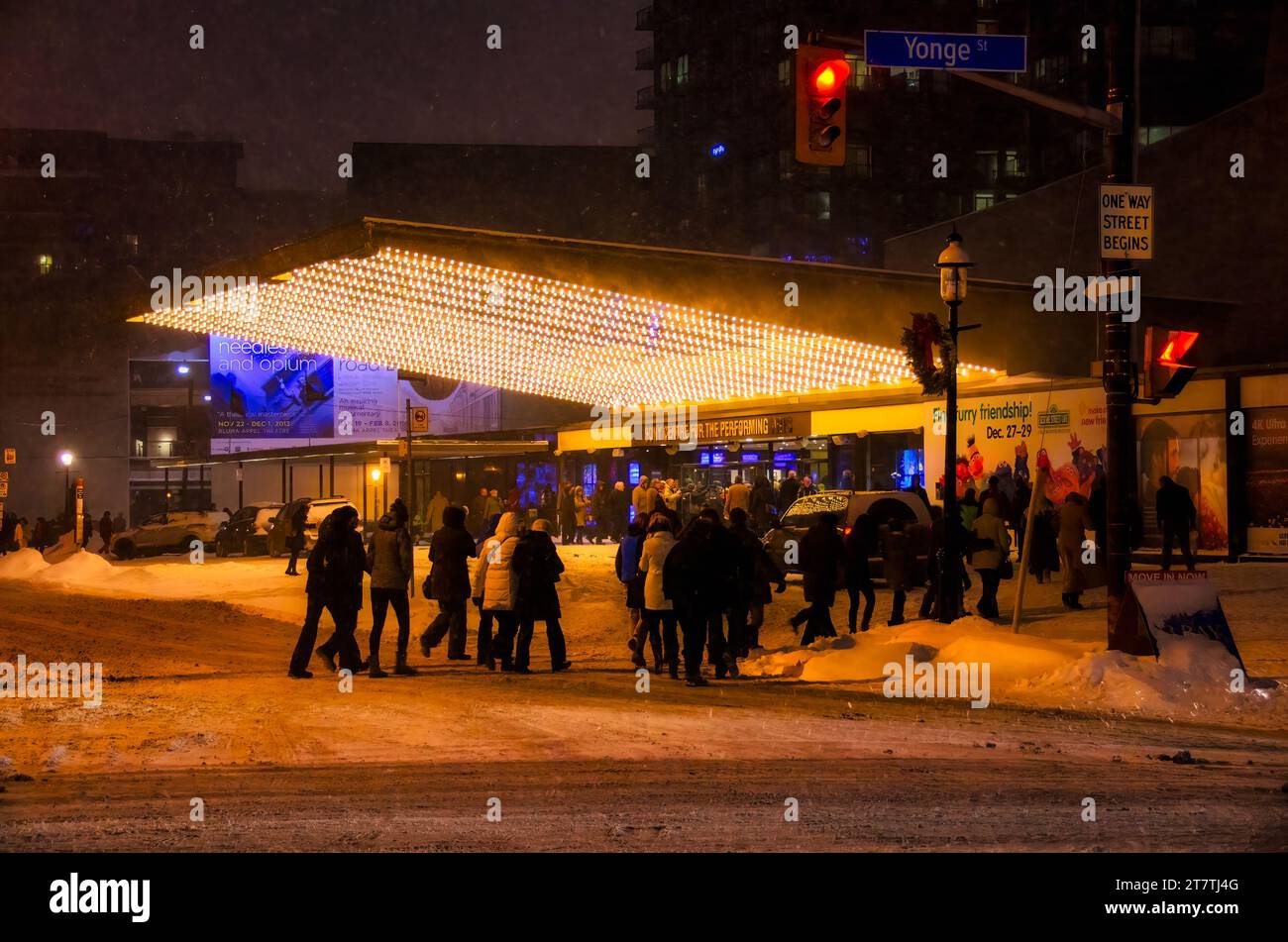 Toronto, Kanada – 14. Dezember 2013: Menschen, die den Winter trotzen und das Sony Centre for the Performing Arts betreten Stockfoto