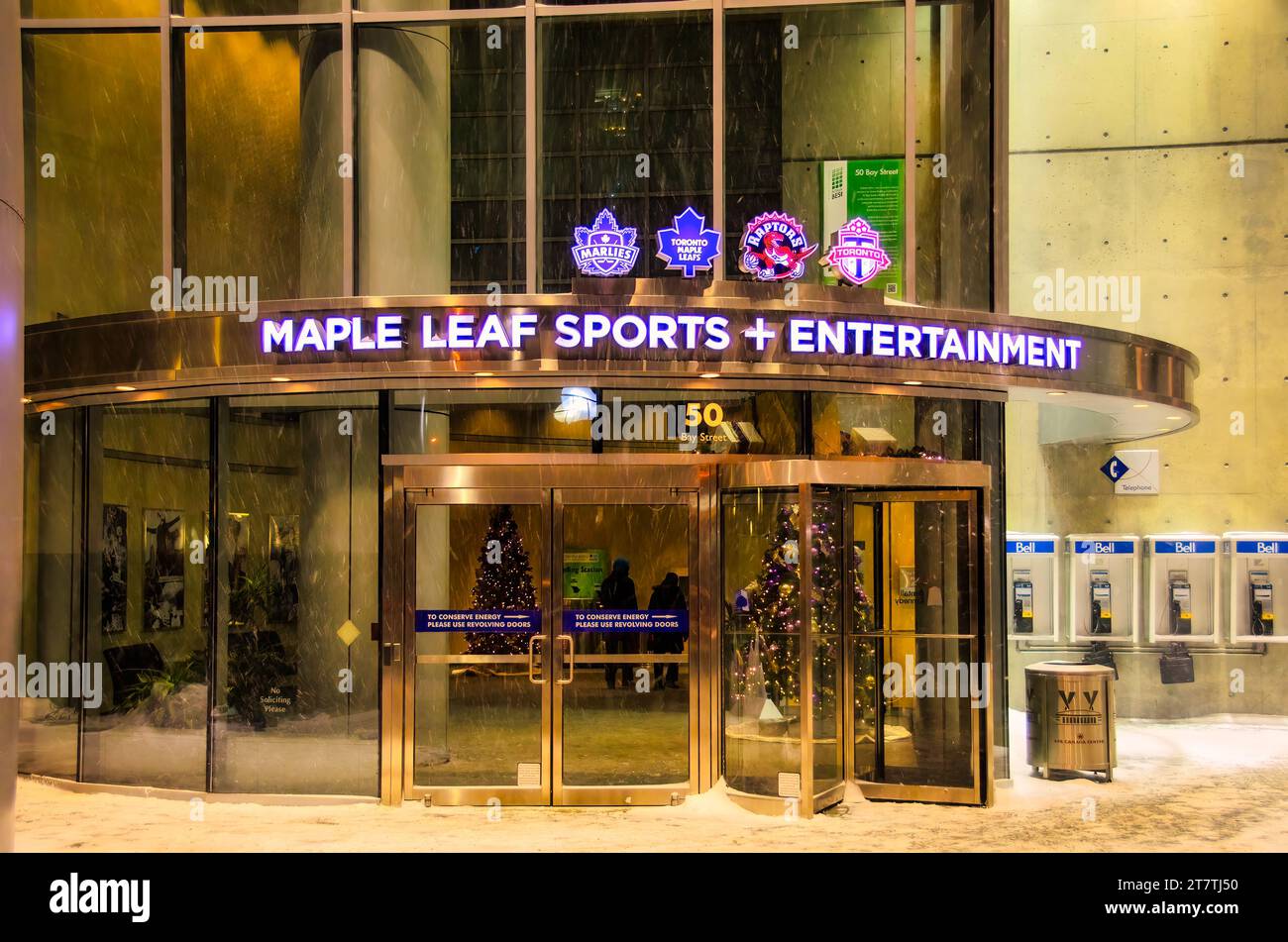 Toronto, Kanada - 14. Dezember 2013: Eintritt zum Maple Leaf Sport- und Unterhaltungsgebäude im Winter Stockfoto