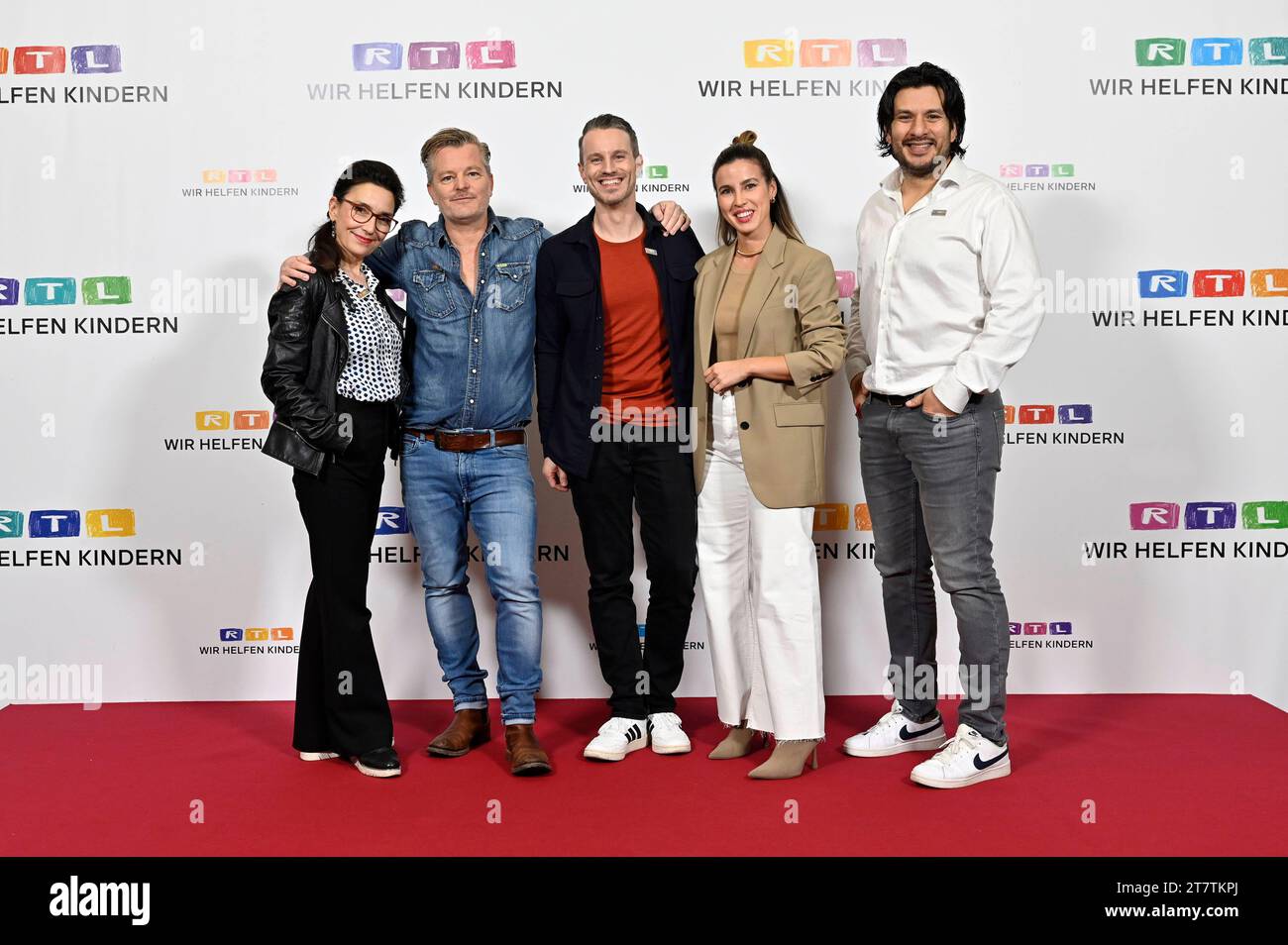 Tatjana Clasing, Andre Dietz, Marc Dumitru, Alexandra Fonsatti und Francisco Medina beim 28. RTL-Spendenmarathon 2023 im Studio 8 der EMG Studios. Hürth, 16.11.2023 *** Tatjana Clasing, Andre Dietz, Marc Dumitru, Alexandra Fonsatti und Francisco Medina beim 28 RTL Spendenmarathon 2023 in Studio 8 in EMG Studios Hürth, 16 11 2023 Foto:xD.xAnoraganingrumx/xFuturexImagex spendenmarathon 3390 Credit: Imago/Alamy Live News Stockfoto