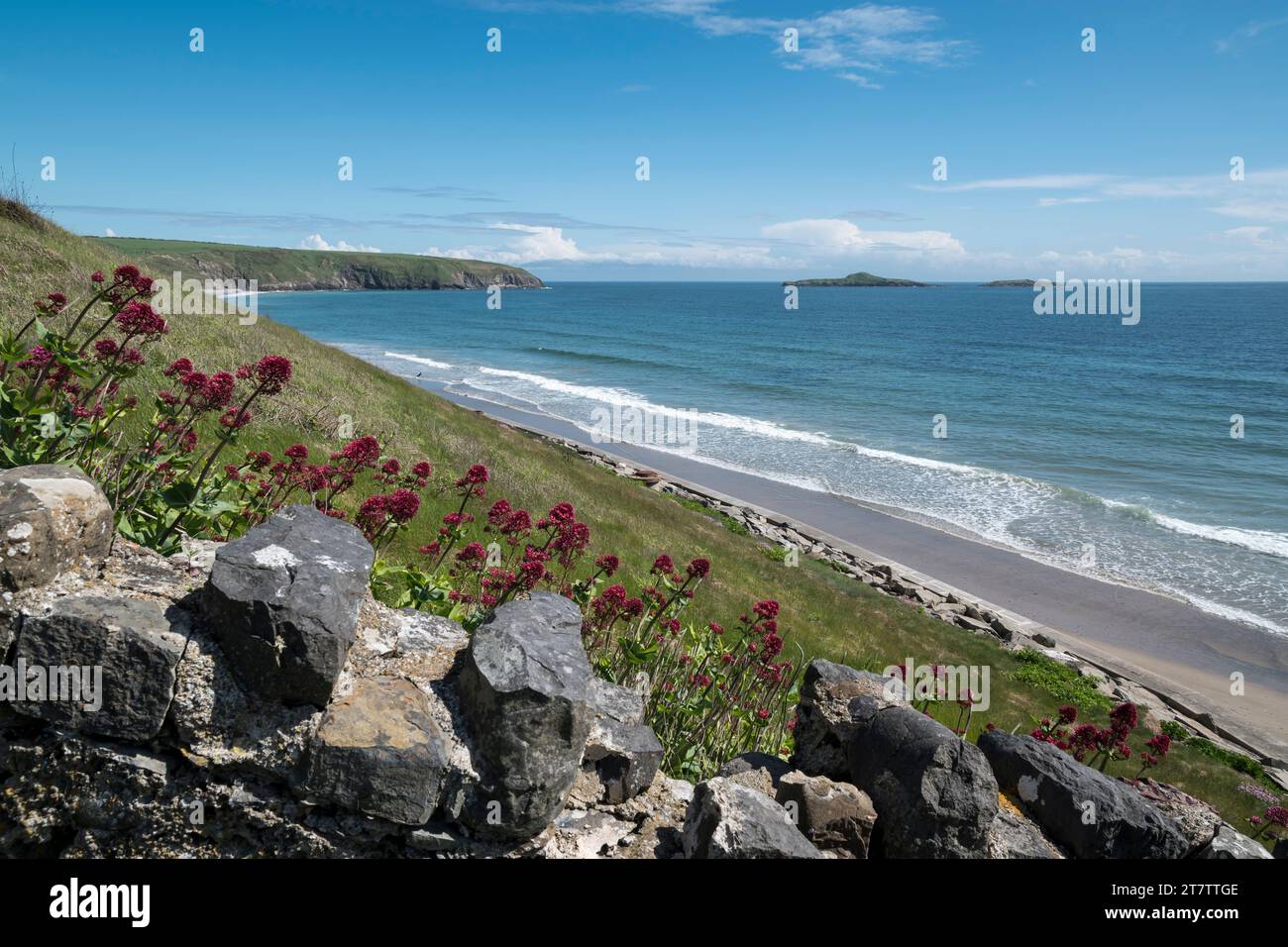 Aberdaron Beach in Gwynedd auf der Lleyn Peninsula Nordwales mit den Inseln Ynys Gwylan Fawr und Ynys Gwylan Bach in der Ferne Stockfoto