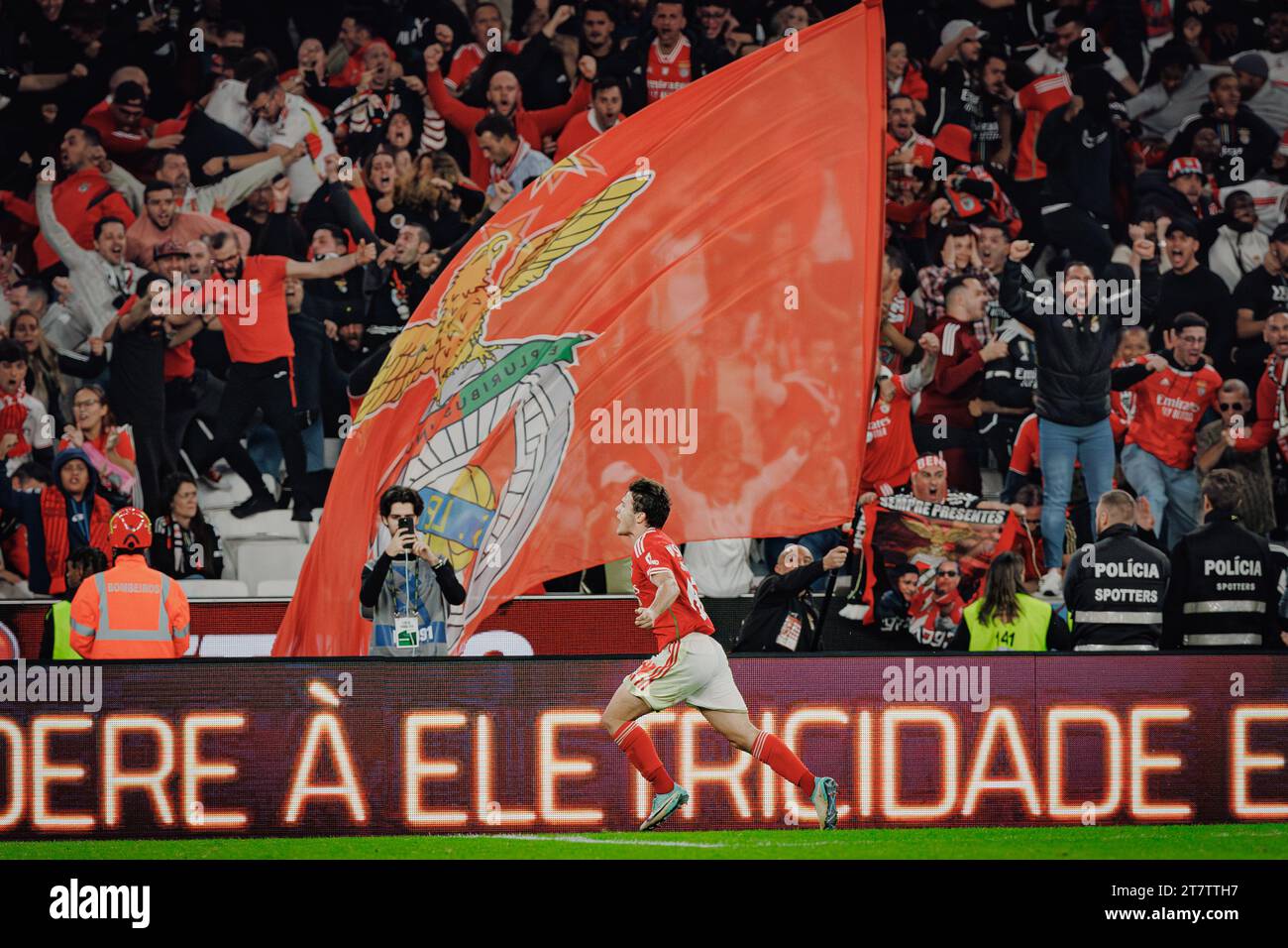 Joao Neves feiert, nachdem er im Spiel der Liga Portugal 23/24 zwischen SL Benfica und Sporting CP im Estadio da Luz, Lissabon, Portugal, ein Tor erzielte. (Mac Stockfoto