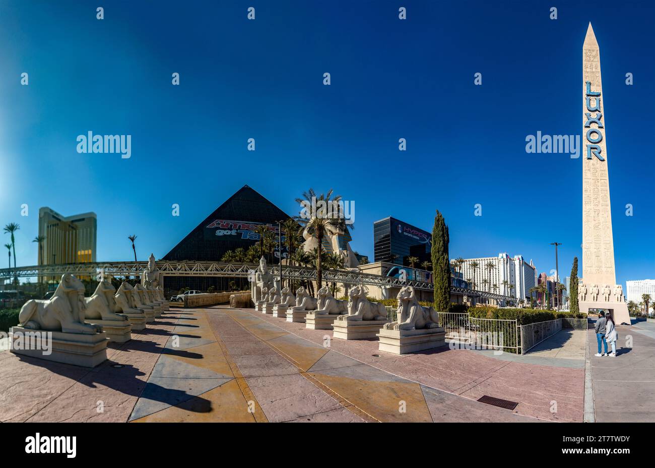 Las Vegas; USA; 18. Januar 2023: Foto der Sphinx Avenue, Pyramide und Obelisken im Luxor Hotel und Casino auf dem Las Vegas Strip Stockfoto