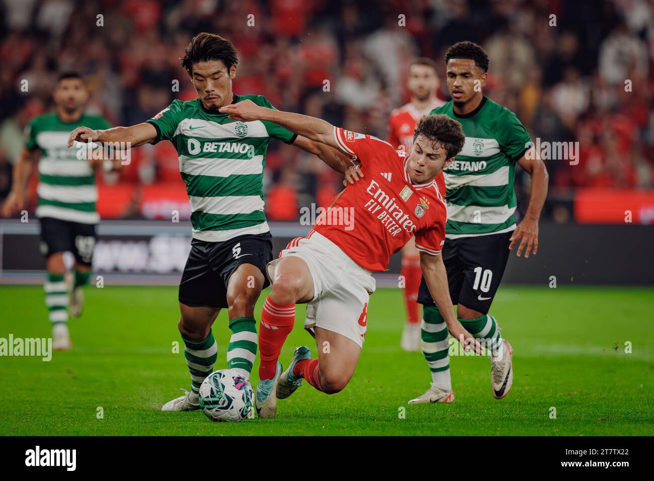 Hidemasa Morita, Joao Neves während des Liga Portugal Spiels 23/24 zwischen SL Benfica und Sporting CP im Estadio da Luz, Lissabon, Portugal. (Maciej Rogowski) Stockfoto