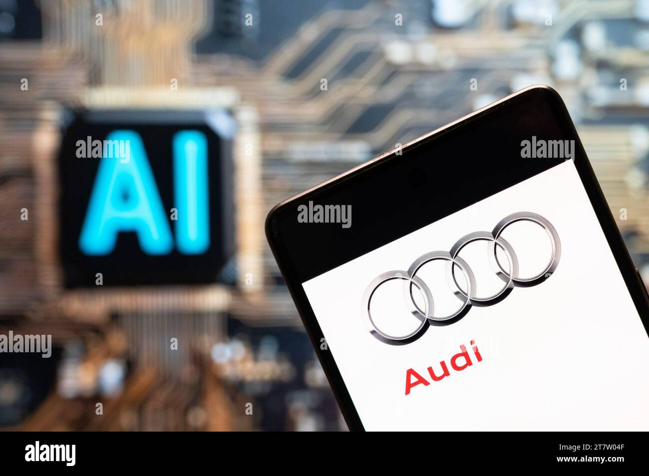 In dieser Fotoabbildung wird das Audi-Logo des deutschen Automobilherstellers auf einem Smartphone mit einem KI-Chip und einem Symbol im Hintergrund dargestellt. (Foto von Budrul Chukrut / SOPA Images/SIPA USA) *** ausschließlich für redaktionelle Nachrichtenzwecke *** Stockfoto