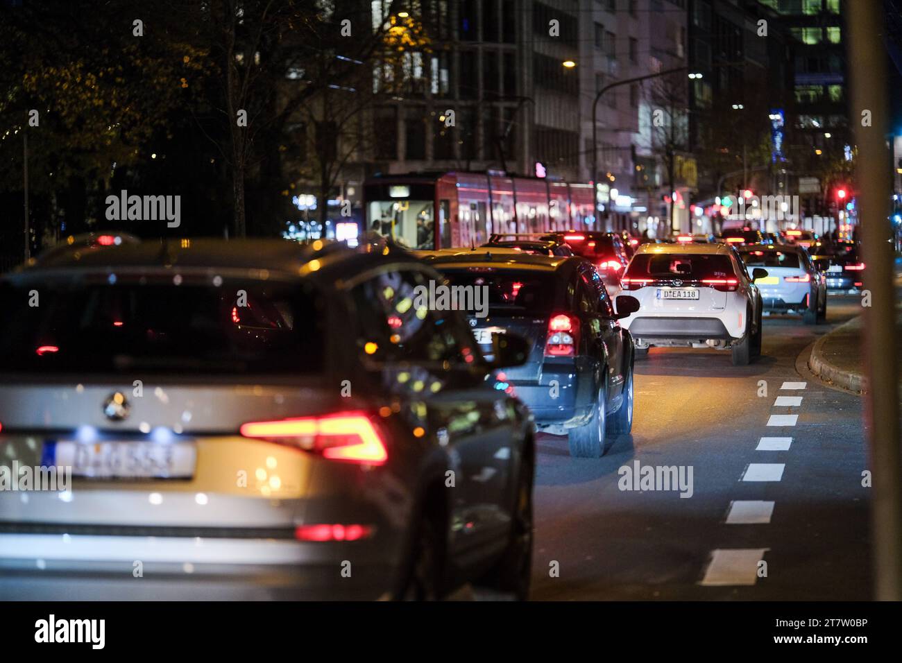 Düsseldorf 17.11.2023 Stau Autostau Verkehrsstau Innenstadt City Verkehr Umwelthilfe Bussgeld Tempobegrenzung Geschwindigkeitsbegrenzung CO2 Stickoxid Feinstaub Emission Luftreinhaltung Luftreinhalteplan Fahrverbote Verkehrskollaps Klimawandel Baustelle Benzinpreis Spritpreis Autos Parkhaus Parken Parkraum Feierabendverkehr Tempo 30 Verkehrswende Mobilitätswende Innenstadtverkehr Benzinpreise Deutschlandticket Autopendler Automaut Citymaut Nachtblindheit Seniorenführerschein Blendgefahr Autoscheinwerfer Abblendlicht Fernlicht Berufspendler KFZ-Steuer Nachtfahrt Dämmerung Stockfoto