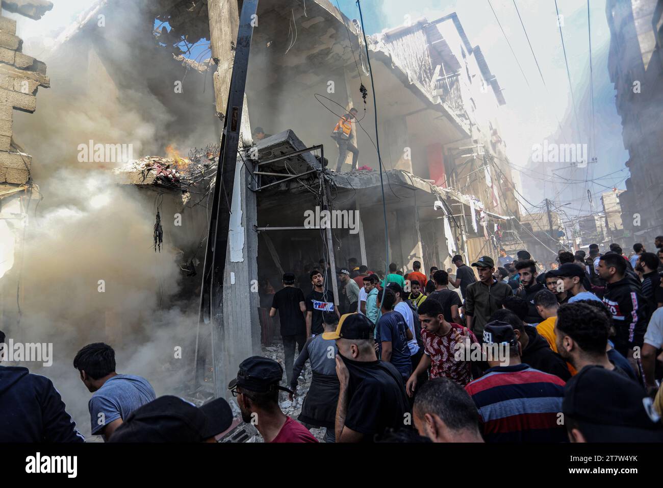 Rafah, Palästinensische Gebiete. November 2023. Palästinenser versuchen, ein Feuer nach einem israelischen Luftangriff auf ein Haus im Flüchtlingslager Shaboura zu löschen. Abed Rahim Khatib/dpa/Alamy Live News Stockfoto