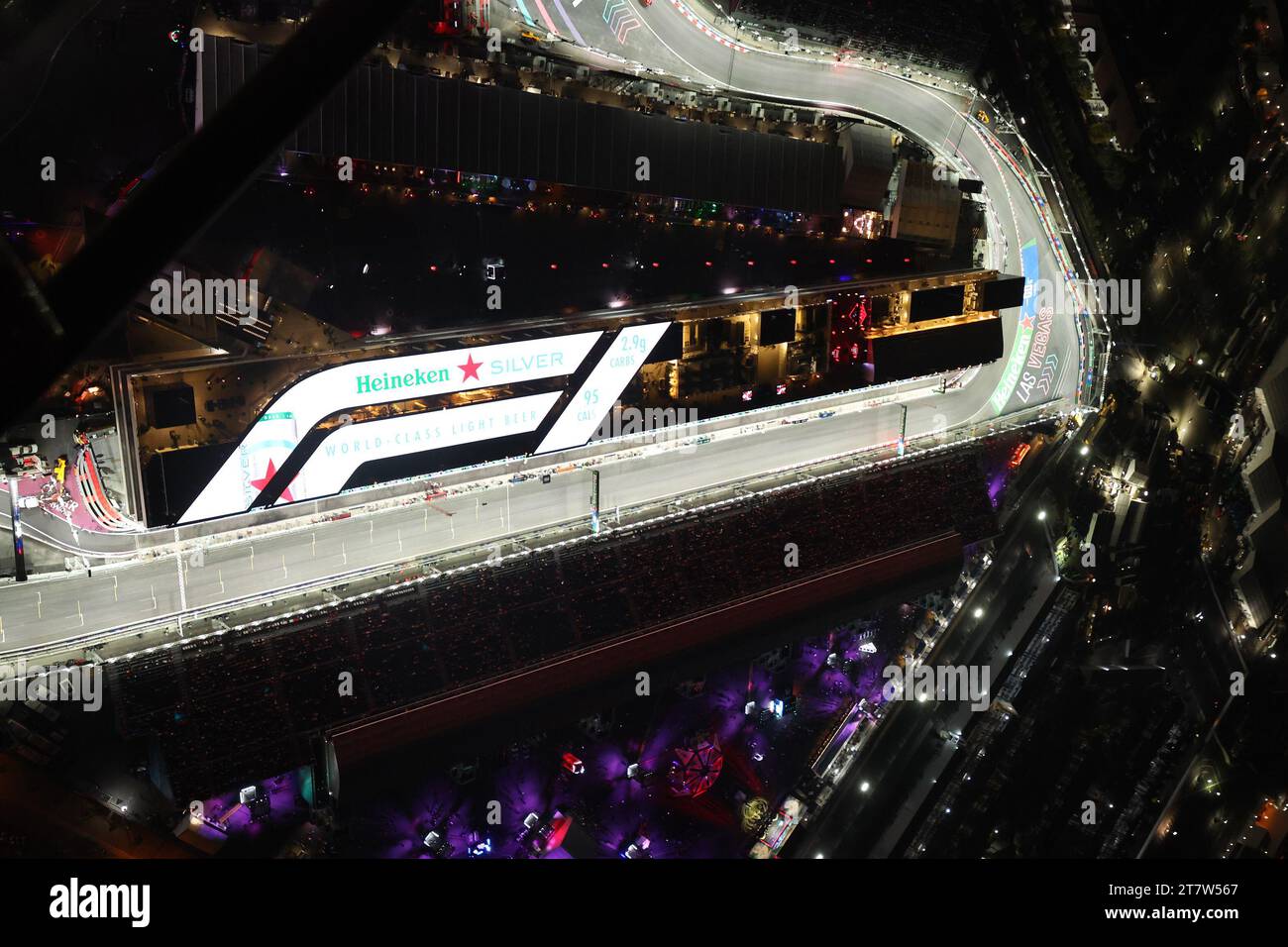 Las Vegas, NV, USA. November 2023. Abendliche Luftaufnahme der Formel-1-Rennstrecke am Wochenende des Formel-1-Grand-Prix in Las Vegas, Nevada am 16. November 2023. Quelle: Mpi34/Media Punch/Alamy Live News Stockfoto