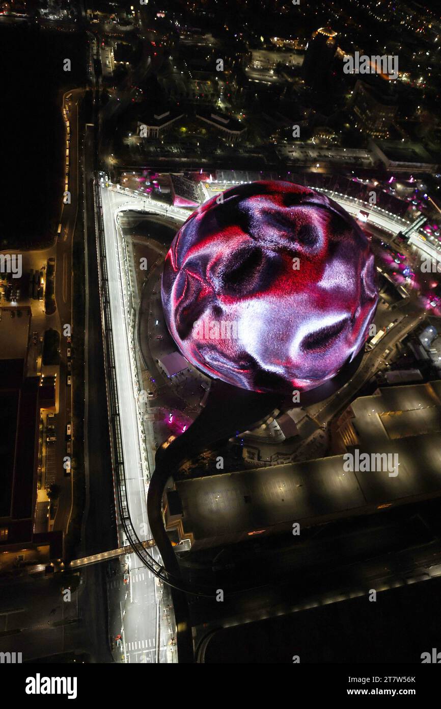 Las Vegas, NV, USA. November 2023. Abendliche Luftaufnahme der Formel-1-Rennstrecke am Wochenende des Formel-1-Grand-Prix in Las Vegas, Nevada am 16. November 2023. Quelle: Mpi34/Media Punch/Alamy Live News Stockfoto