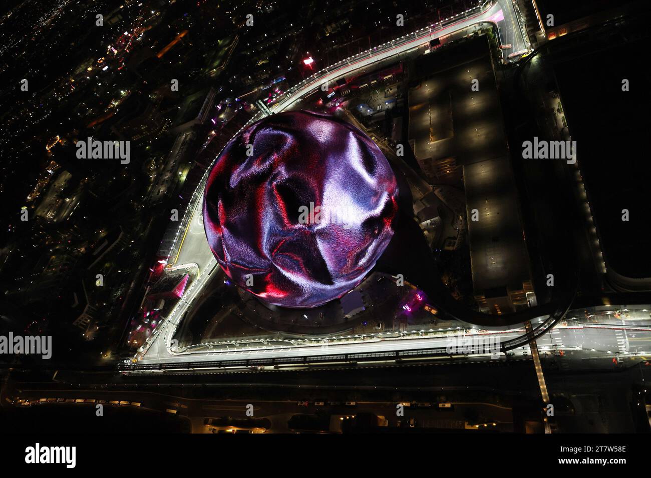 Las Vegas, NV, USA. November 2023. Abendliche Luftaufnahme der Formel-1-Rennstrecke am Wochenende des Formel-1-Grand-Prix in Las Vegas, Nevada am 16. November 2023. Quelle: Mpi34/Media Punch/Alamy Live News Stockfoto