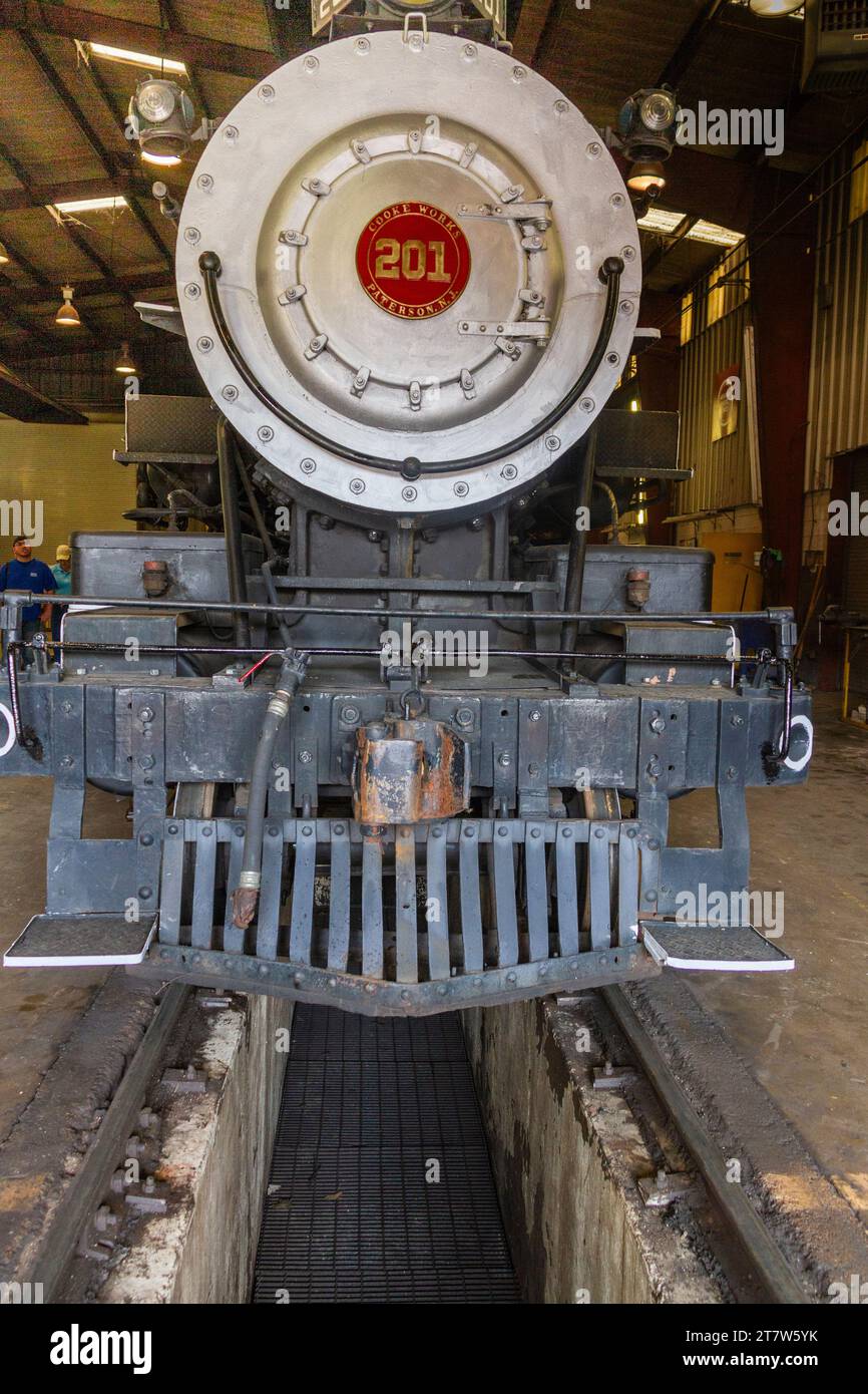 1901 A. L. Cooke „Ten Wheeler“ Dampfmaschine in der Werkstatt der Texas State Railroad in Rusk, Texas. Nur noch in Betrieb befindliche T&P-Dampfmaschine. Stockfoto