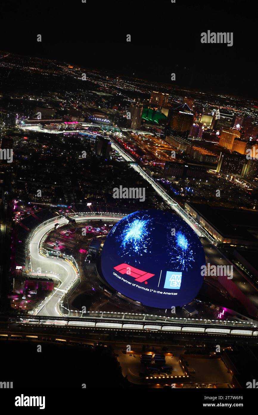 LAS VEGAS, NV - 16. NOVEMBER: Abendliche Luftaufnahme der Formel-1-Rennstrecke am Wochenende des Formel-1-Grand-Prix in Las Vegas, Nevada am 16. November 2023. Copyright: Xmpi34x Credit: Imago/Alamy Live News Stockfoto