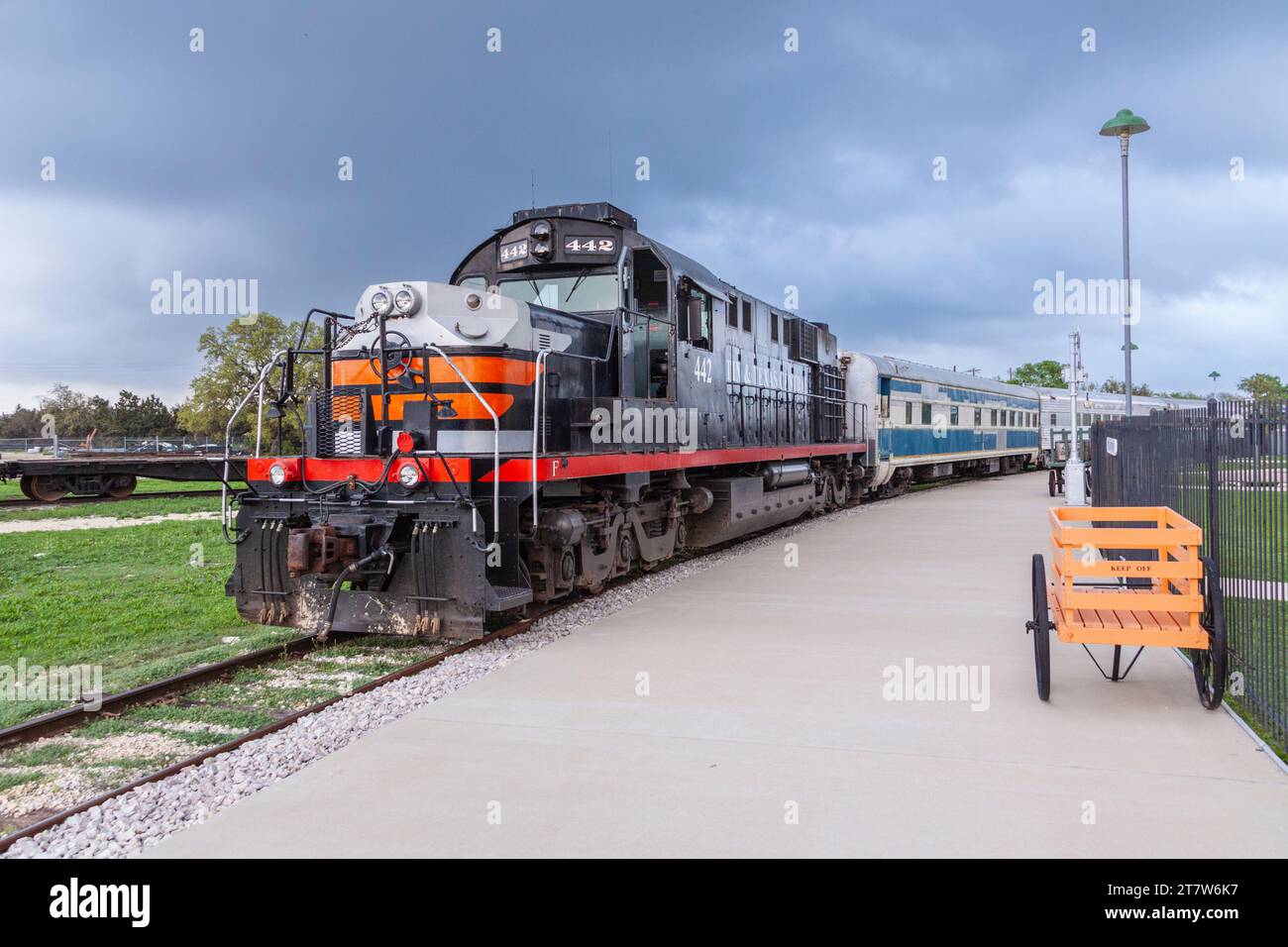 1960 Alco Diesellokomotive Nummer 442 im aktiven Dienst für den Austin Steam Train Association, während die Dampflokomotive 1916 repariert wird. Stockfoto
