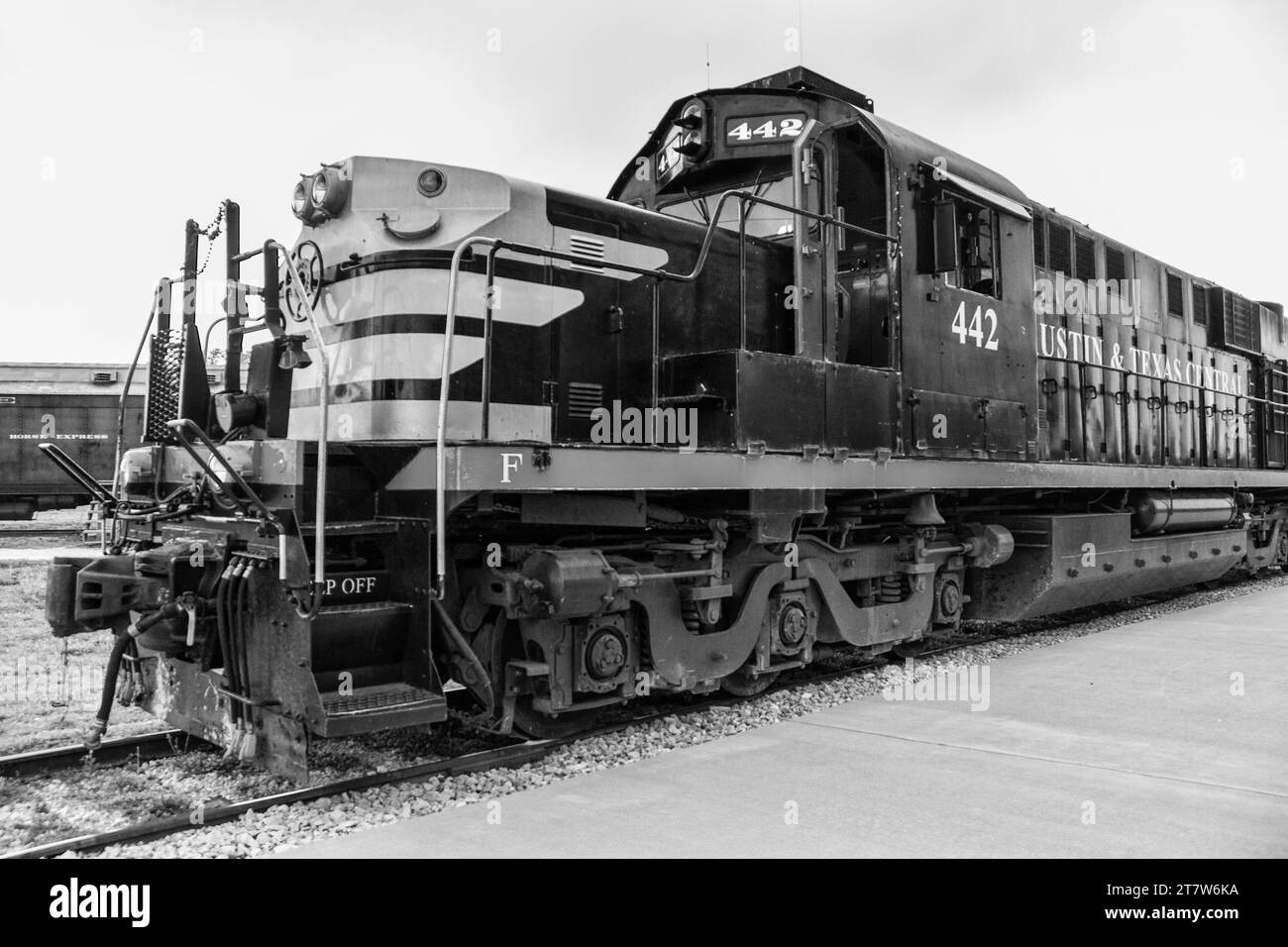 1960 Alco Diesellokomotive Nummer 442 im aktiven Dienst für den Austin Steam Train Association, während die Dampflokomotive 1916 repariert wird. Stockfoto