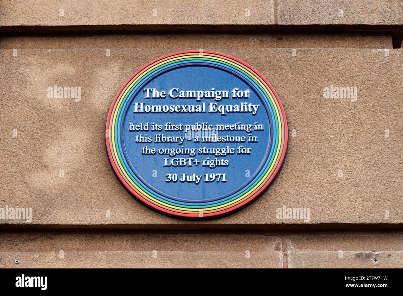 Die Kampagne für homosexuelle Gleichstellung blaue Plakette. Burnley Public Library. Stockfoto